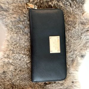 Michael kors women’s long zipper wallet (OG $ ~ 150)